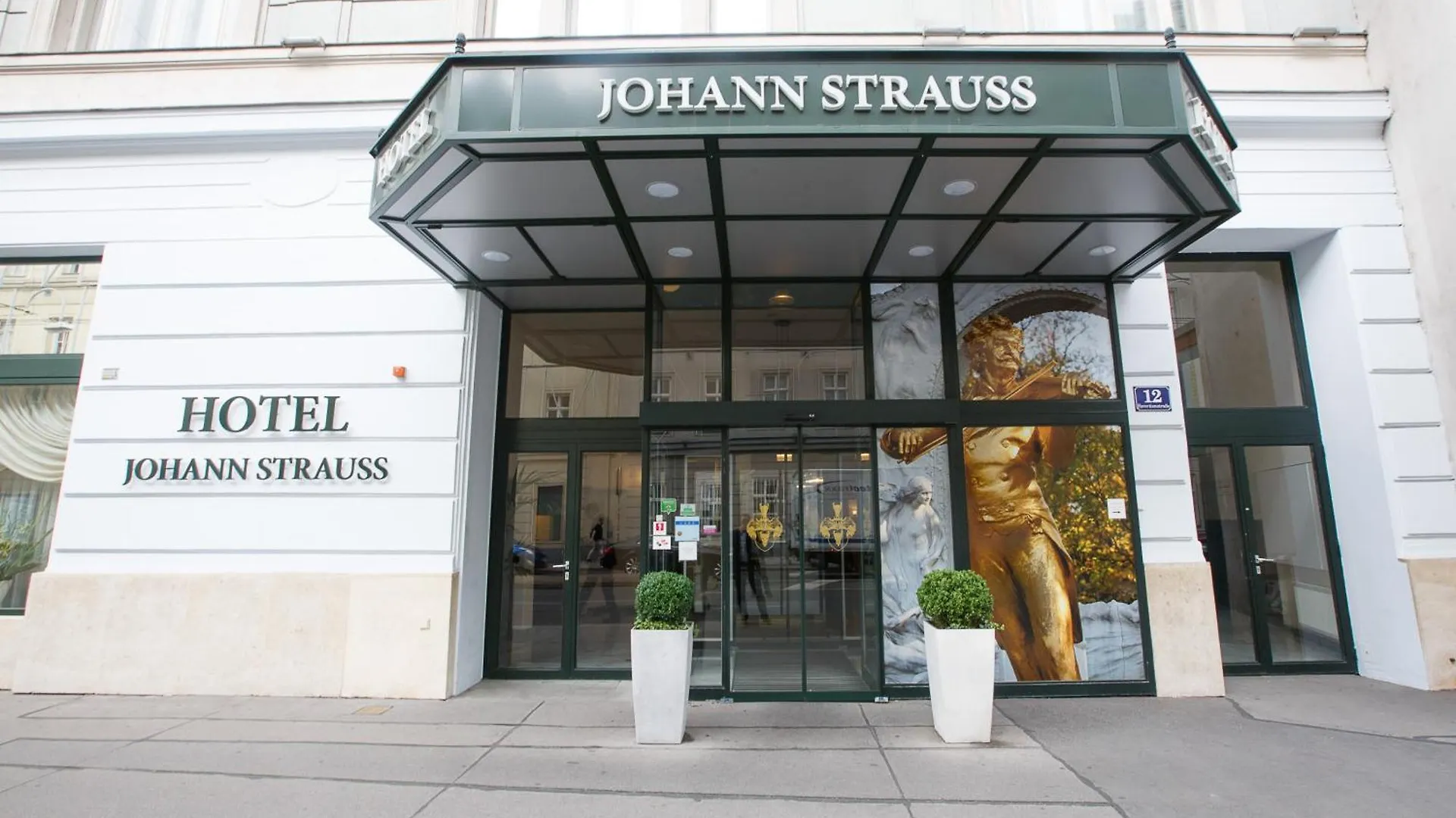 Staying Near Schönbrunn Palace: 15 Central Hotels Compared