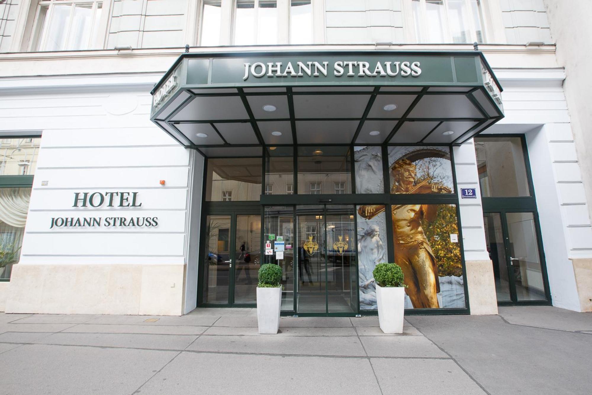 Staying Near Schönbrunn Palace: 15 Central Hotels Compared