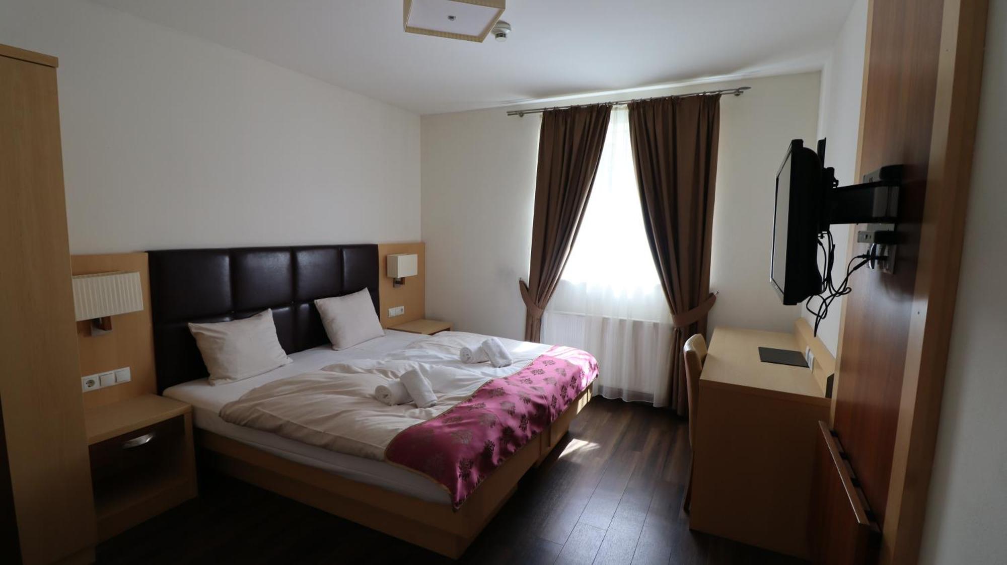Where to Stay Near Benediktinerinnen Kloster: 13 Airport Hotels